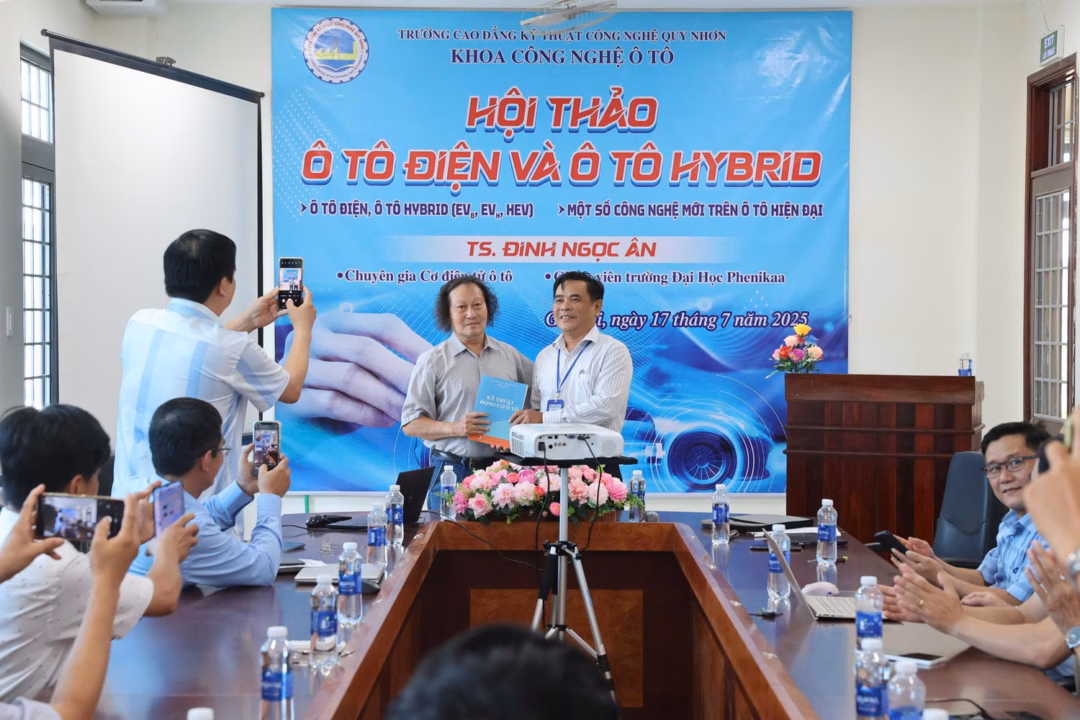Hội thảo về ô tô điện tại ĐH Phenikaa: Cập nhật kiến thức và công nghệ mới TS. Đinh Ngọc Ân tặng khoa Công nghệ ô tô tài liệu giảng dạy về về ô tô điện và ô tô hybrid. Ảnh: NGUYỄN MUỘI