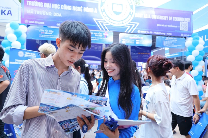 Hôm nay mở Ngày hội lựa chọn nguyện vọng xét tuyển ĐH năm 2025 Thí sinh được tư vấn tận tình tại ngày hội - Ảnh: DANH KHANG