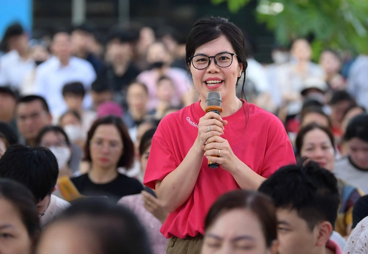 Hôm nay mở Ngày hội lựa chọn nguyện vọng xét tuyển ĐH năm 2025 Phụ huynh đặt câu hỏi cho ban tư vấn - Ảnh: NAM TRẦN