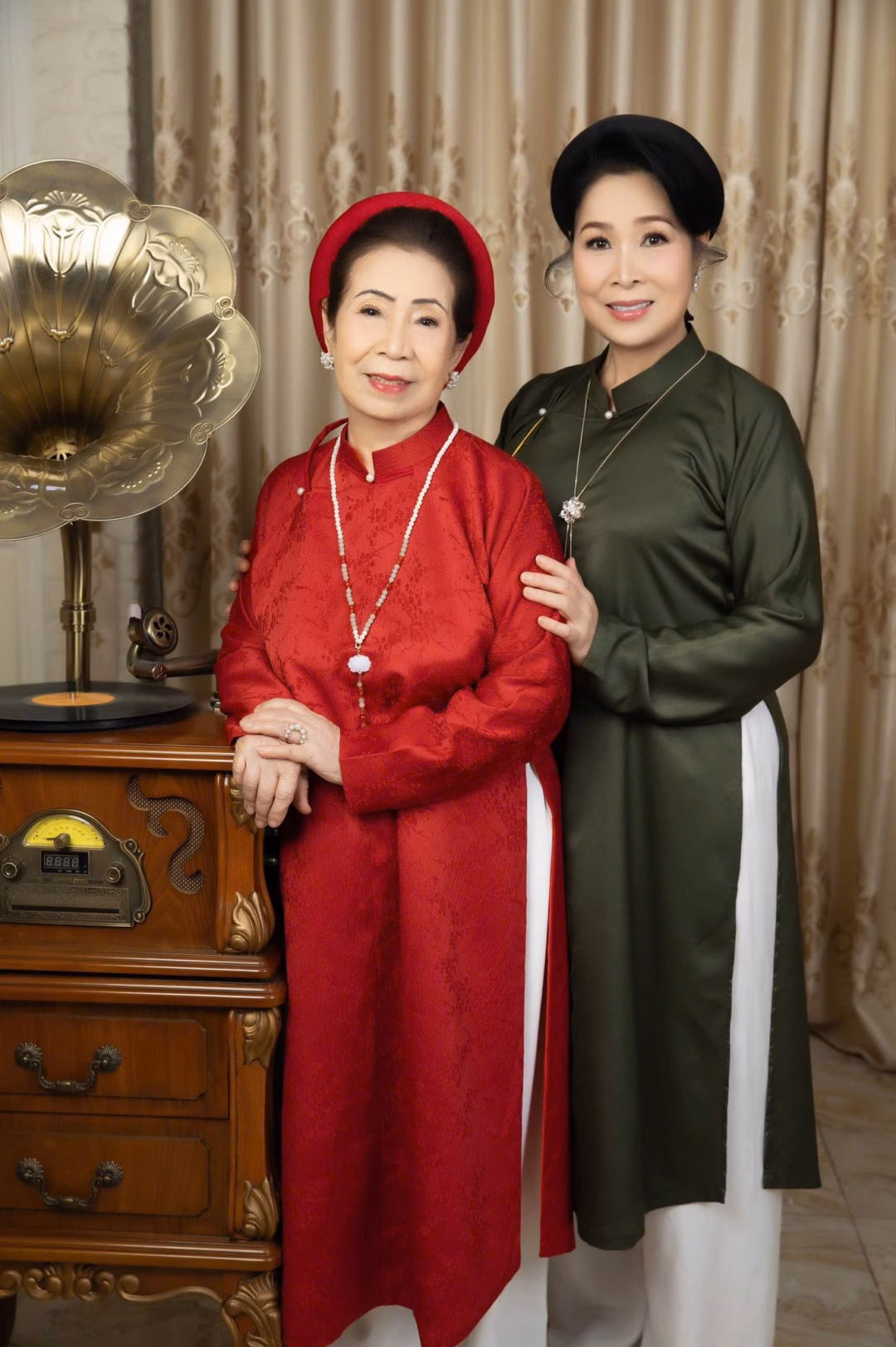 Hai mẹ con ở thời điểm hiện tại.