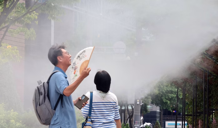 Nắng nóng kỷ lục ở châu Á Người đàn ông sử dụng quạt làm mát trong nắng nóng tại Seoul, Hàn Quốc