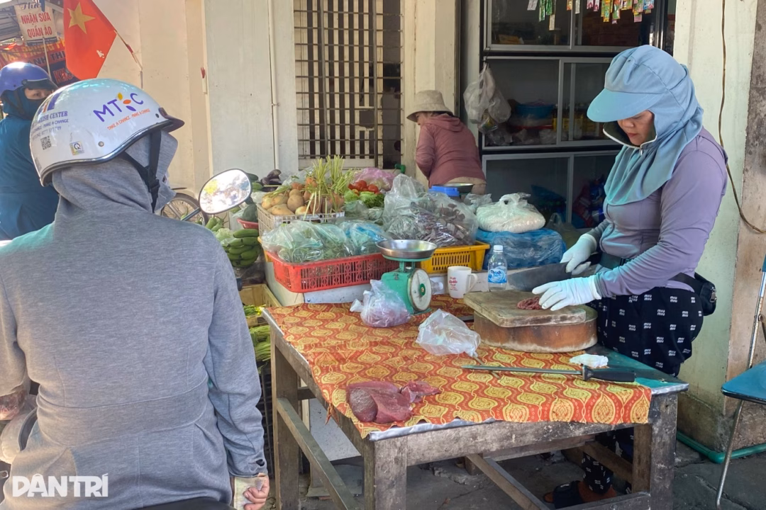 Huế xuất hiện 38 ca mắc bệnh liên cầu lợn, 2 người tử vong Nhiều tiểu thương chuyên kinh doanh thịt lợn ở Huế tạm thời chuyển mặt hàng để tồn tại (Ảnh: Gia Hoàng).