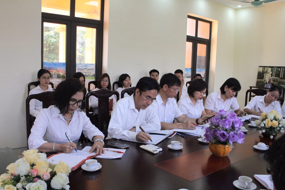 Kiểm tra công tác tại TAND khu vực 8 – Ninh Bình, phát hiện nhiều hạn chế về cơ sở vật chất Bà Vũ Thị Mai Hương, Phó Chánh án TAND tỉnh Ninh Bình (bên trái) tại buổi làm việc. Ảnh Nguyễn Sự