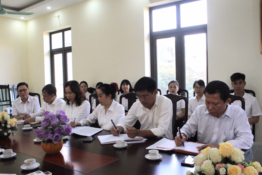Kiểm tra công tác tại TAND khu vực 8 – Ninh Bình, phát hiện nhiều hạn chế về cơ sở vật chất Lãnh đạo, cán bộ, công chức, người lao động TAND Khu vực 8 - Ninh Bình tại buổi làm việc. Ảnh Nguyễn Sự