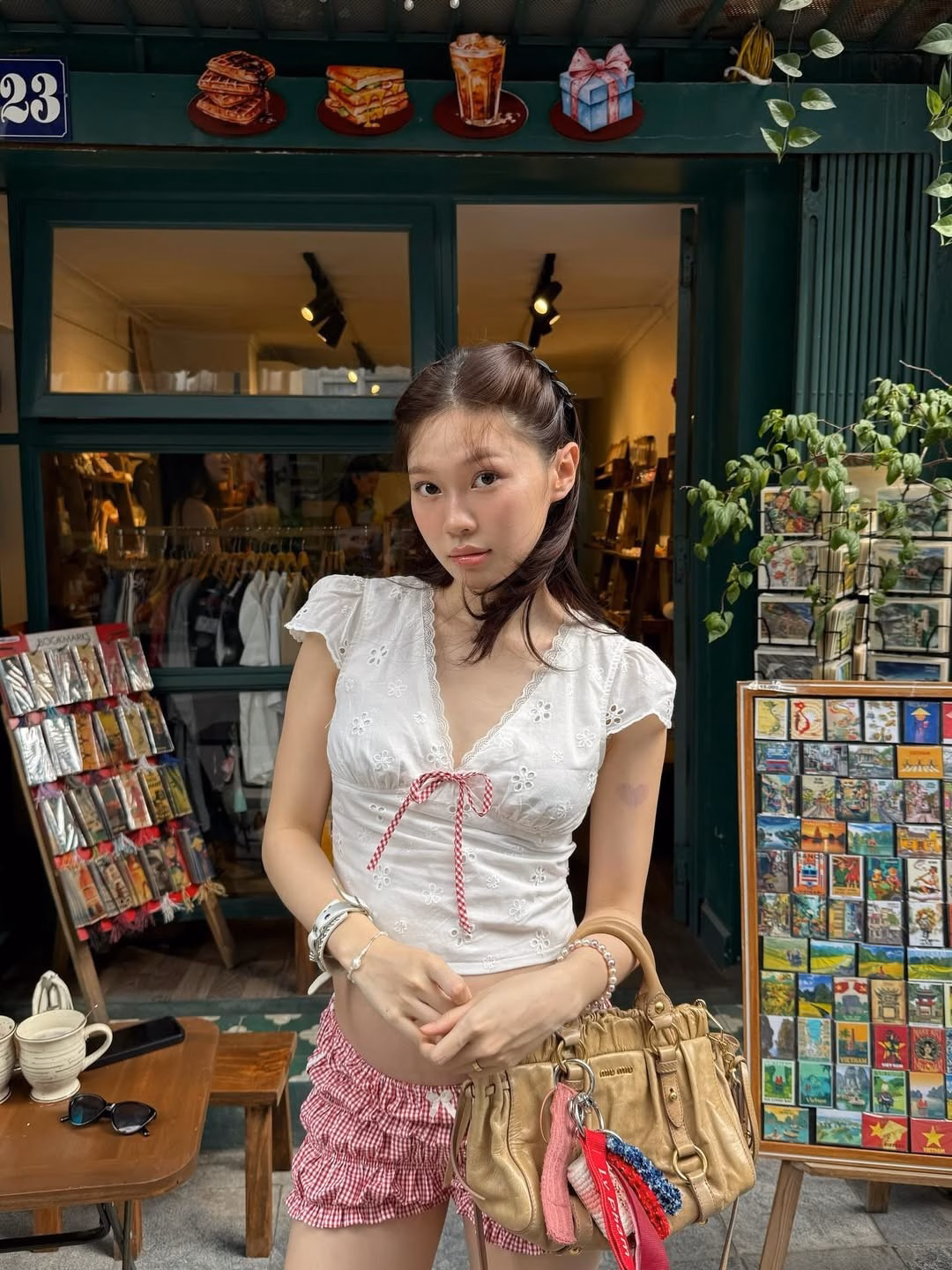 Ly Phạm khoe bụng bầu vẫn cực mê ly Ly Phạm, một cái tên quen thuộc trong giới hot girl Việt, đang khiến cộng đồng mạng xôn xao khi tự tin khoe bụng bầu "lùm lùm" nhưng vẫn giữ được phong thái cực kỳ "slay" và cuốn hút. Loạt ảnh mới được cô nàng đăng tải nhanh chóng thu hút sự chú ý và nhận về vô vàn lời khen ngợi từ người hâm mộ.