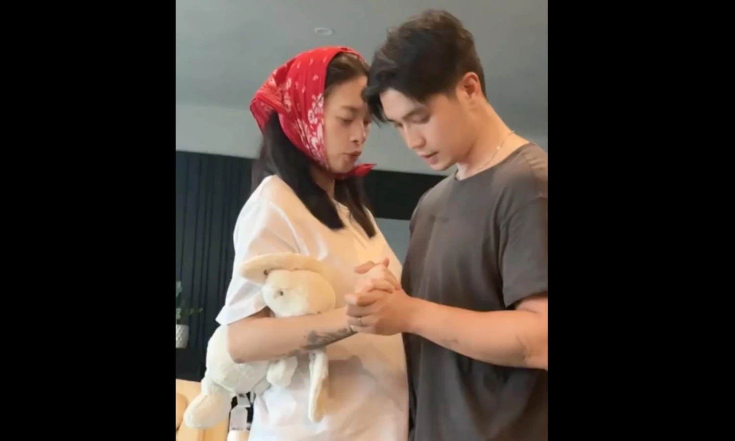 Huy Trần hướng dẫn Ngô Thanh Vân vận động nhẹ nhàng cuối thai kỳ, hôm 10/7. Video: Nhân vật cung cấp