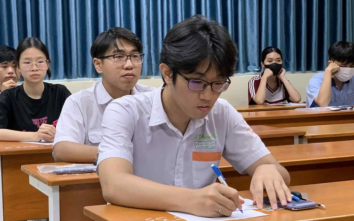 Nhiều trường đại học tại TP HCM giảm điểm sàn xét tuyển Điểm sàn nhiều trường đại học lớn ở TP.HCM thấp bất ngờ, có ngành giảm 7 điểm - Ảnh 3.