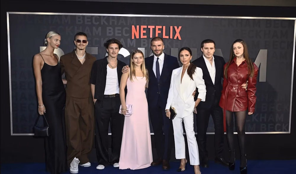 Nước Anh rối ren vì rạn nứt trong gia đình biểu tượng Beckham Nhà Beckham tham dự buổi công chiếu bộ phim tài liệu "Beckham" của Netflix. Trong ảnh có cả Nicola Peltz và bạn gái của Romeo, Mia Regan