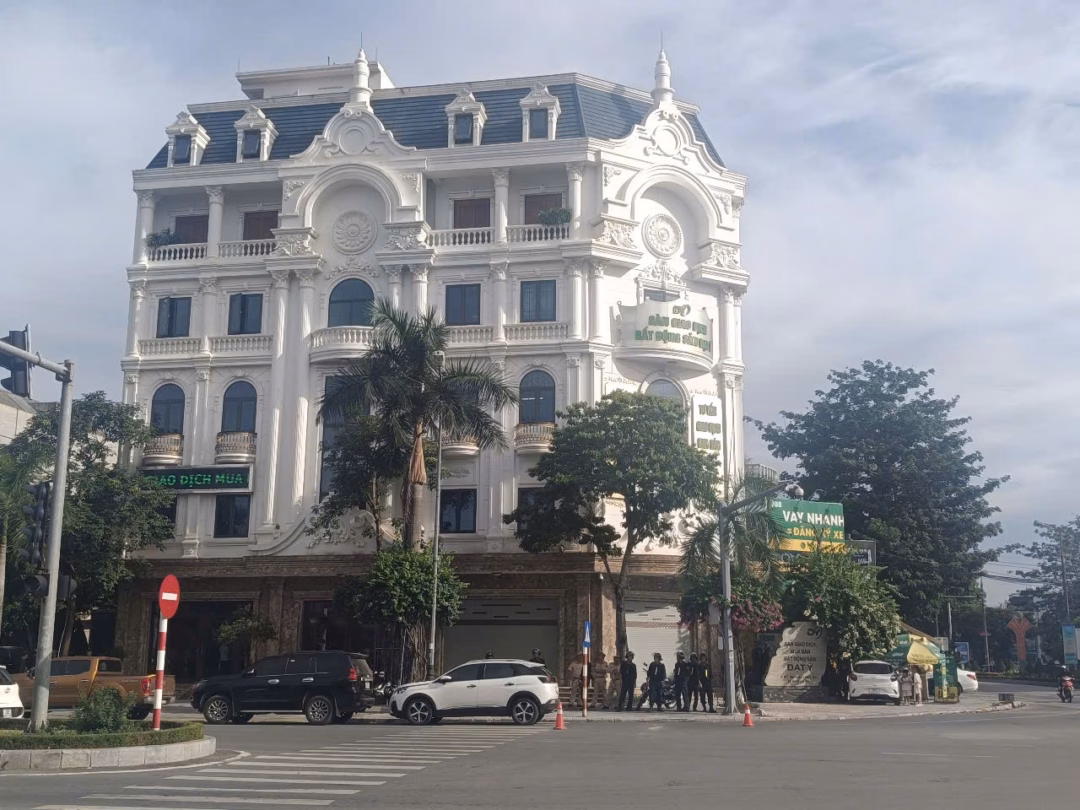 Phá băng nhóm tội phạm núp bóng doanh nghiệp do Ý “ẻng” cầm đầu Lực lượng chức năng khám nhà của Ý "ẻng". Ảnh: CTV
