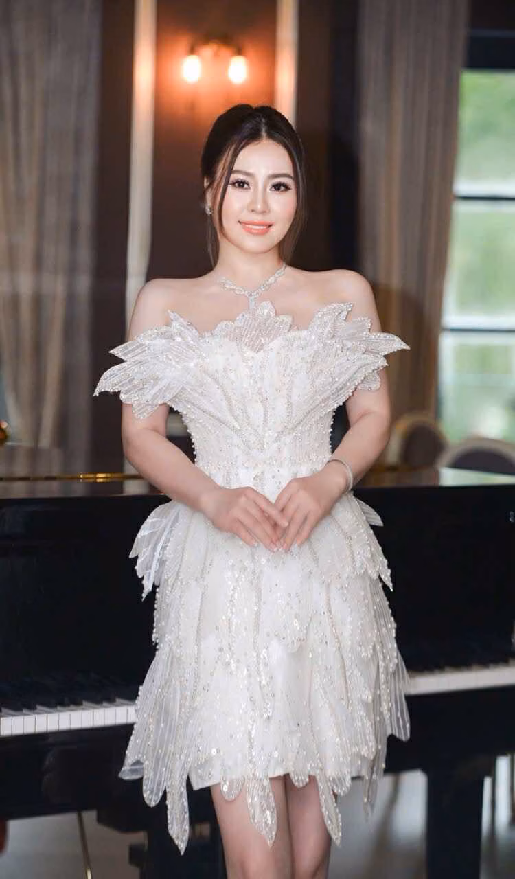 Bên cạnh việc tổ chức thi sắc đẹp và hoạt động nghệ thuật, Phan Kim Oanh còn "lấn sân" lĩnh vực kinh doanh