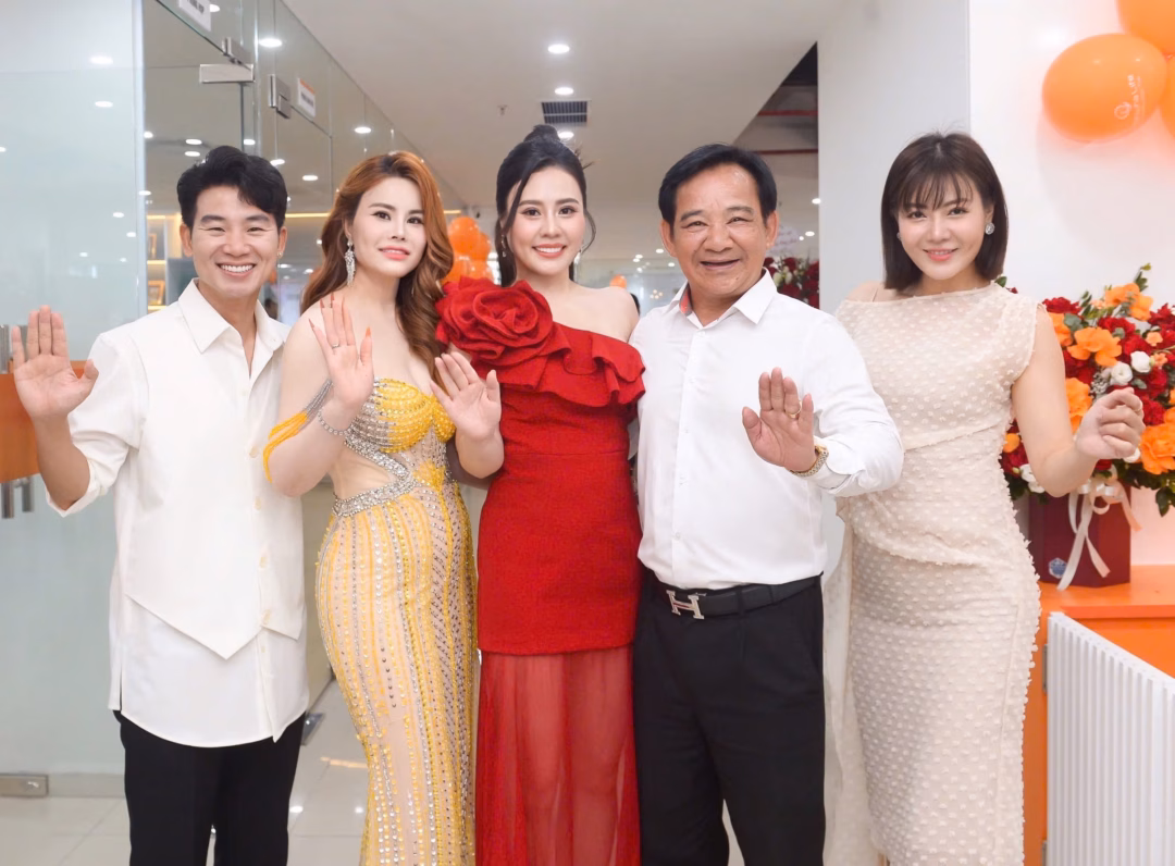 Dàn hoa hậu và nghệ sĩ chúc mừng Phan Kim Oanh "lên chức"