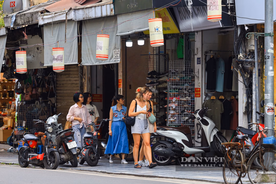 Phố cổ Hà Nội nhộn nhịp trở lại khi loạt cửa hàng thời trang mở cửa Theo ghi nhận, nhiều cửa hàng thời trang trên các tuyến phố Hàng Ngang, Hàng Đào, Lương Văn Can, Hàng Dầu, Hàng Gai đã không còn cảnh "cửa đóng then cài".