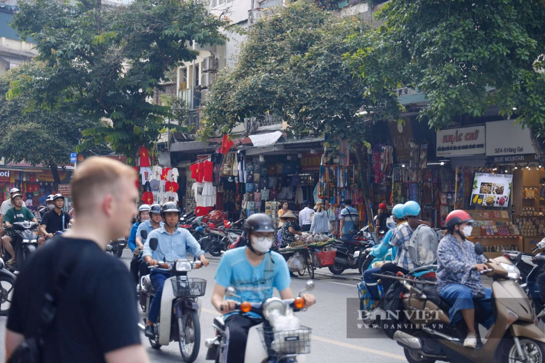 Phố cổ Hà Nội nhộn nhịp trở lại khi loạt cửa hàng thời trang mở cửa Cách đây 1 tháng, cửa hàng này trên phố Hàng Gai chỉ mở hé để buôn bán, mỗi khi có khách vào thì chủ quán sẽ lập tức đóng sập cửa xuống như không hề hoạt động ở bên trong. Tuy nhiên đến thời điểm hiện tại, cửa hàng đã mở bán lại bình thường.