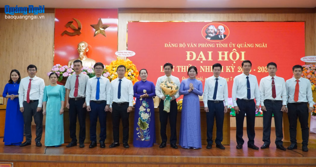 Phú Yên: Đổi mới, sáng tạo trong công tác tham mưu, xây dựng Đảng bộ trong sạch Phó Bí thư Tỉnh ủy Đinh Thị Hồng Minh; Phó Bí thư chuyên trách Đảng ủy các cơ quan Đảng tỉnh Trương Thị Mỹ Trang tặng hoa chúc mừng Ban Chấp hành Đảng bộ Văn phòng Tỉnh ủy khóa I, nhiệm kỳ 2025 - 2030.