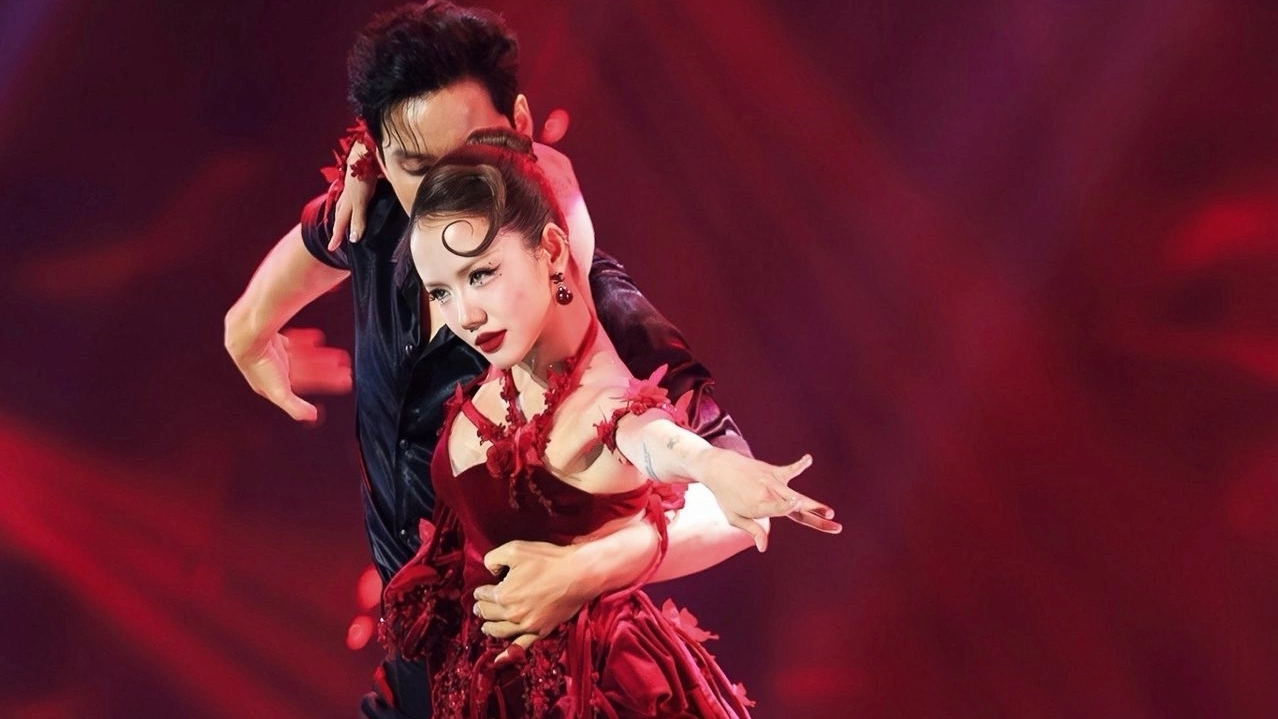 Phương Ly – Ca sĩ Đa Màu Sắc Nổi Bật Tại Em Xinh Say Hi Phương Ly thể hiện dancesport tại vòng vòng thi Dance Battle thuộc tập 8, lên sóng ngày 19/7, nhận lời khen của giám khảo và giành chiến thắng cho đội.