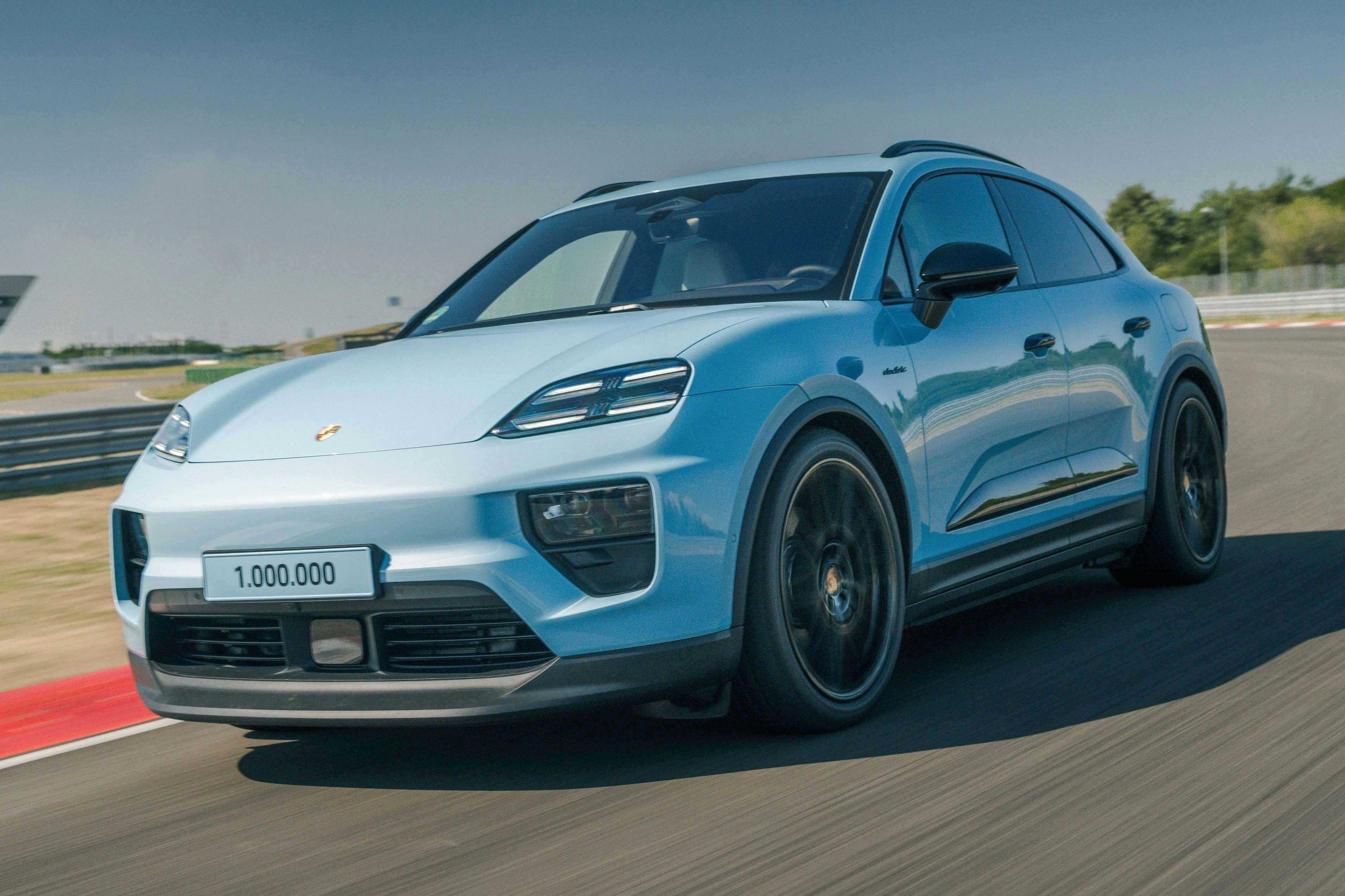 Chiếc xe thứ một triệu này thuộc phiên bản Porsche Macan 4 Electric, phiên bản thuần điện của dòng SUV cỡ nhỏ, với ngoại thất màu xanh Frozen Blue Metallic.