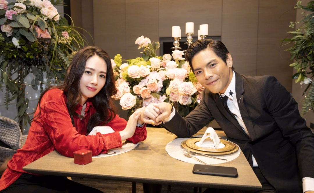 Quách Bích Đình rơi vào tình huống khó khăn vì chồng ngoại tình và gia đình chồng kiểm soát嚴 khắc Hướng Tả vay tiền cờ bạc và bị kiện ra tòa vì quỵt nợ