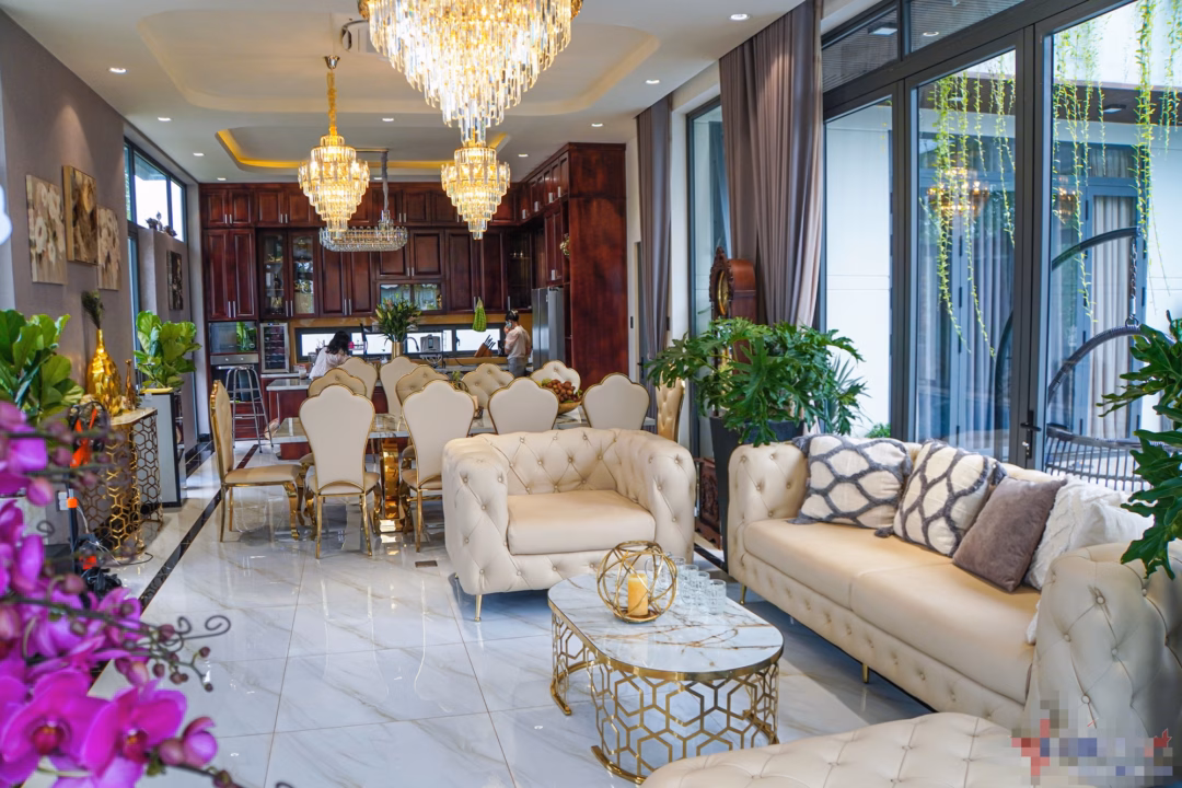 Quách Thành Danh sở hữu villa 35 tỷ ở Thủ Đức, chăm con ốm với y tá người Mỹ Nội thất sang trọng.