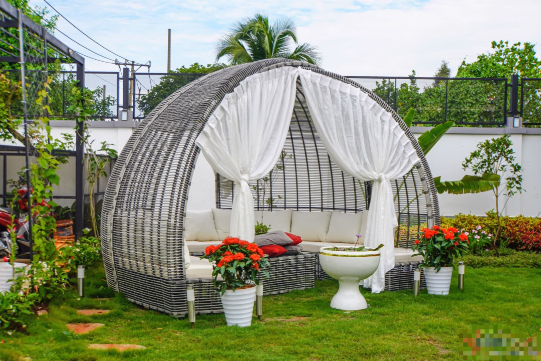 Quách Thành Danh sở hữu villa 35 tỷ ở Thủ Đức, chăm con ốm với y tá người Mỹ Mái vòm ở sân trước để cả nhà ngồi thư giãn.
