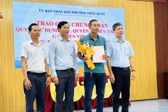 Quân khu 9 tặng quà cho gia đình chính sách tại An Giang TP Huế: Chính quyền hai cấp vận hành, Thủy Xuân trao “sổ đỏ” đầu tiên cho người dân