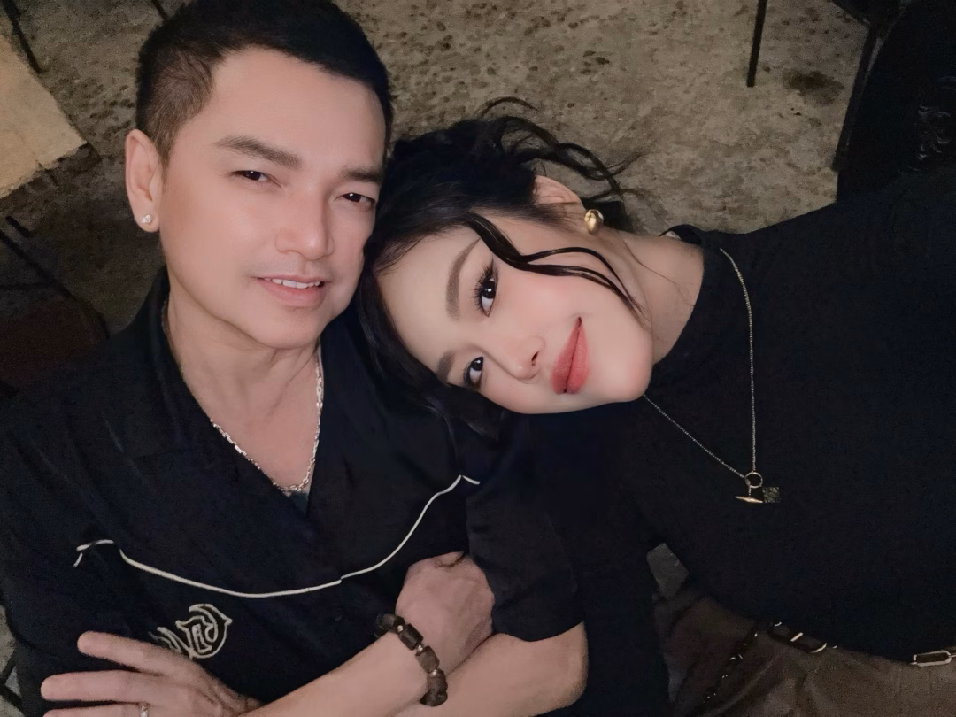 Quang Minh và bạn gái vui mừng chào đón con trai 9 tháng tuổi Quang Minh hạnh phúc bên bạn gái kém 37 tuổi.