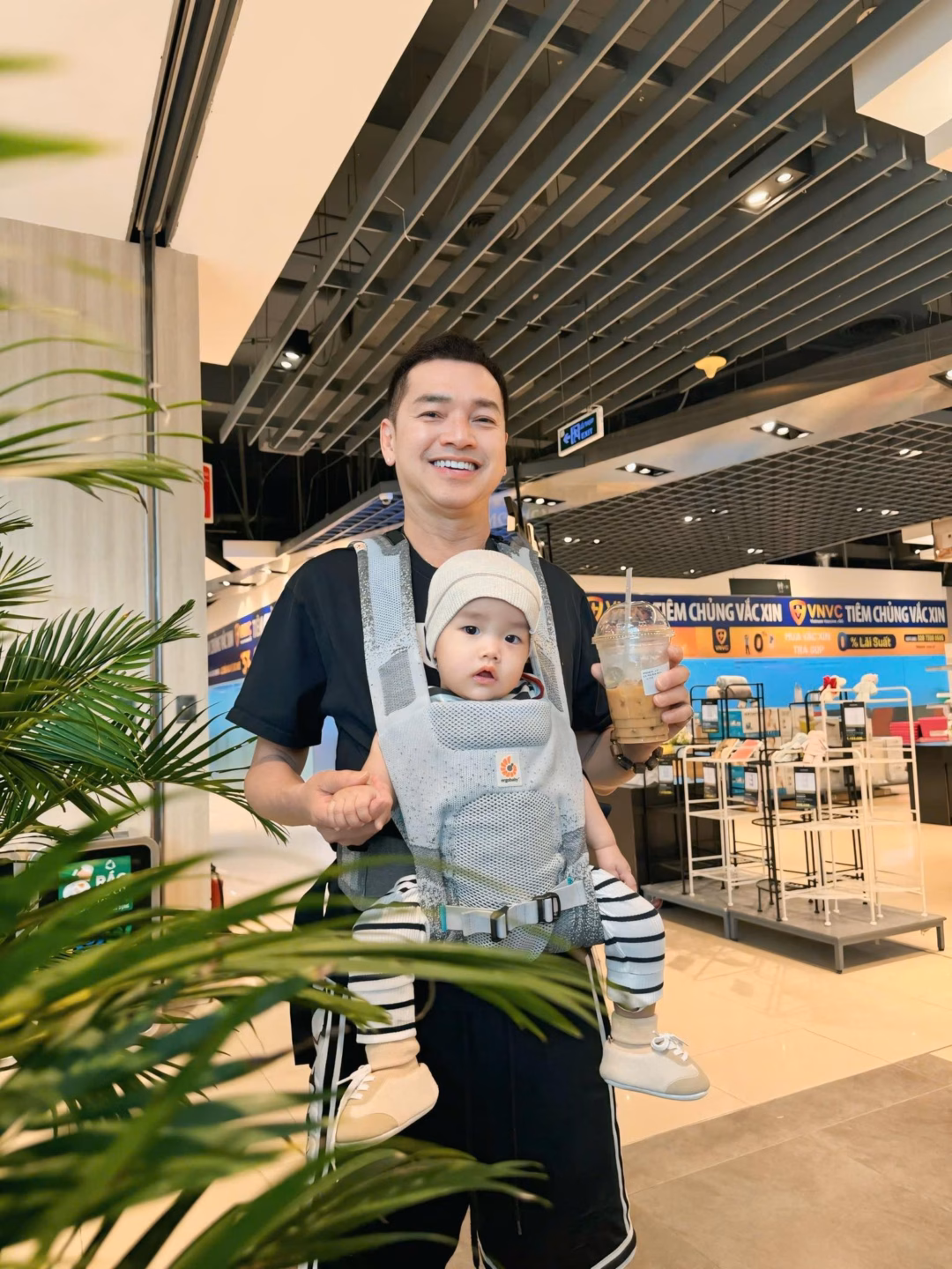 Quang Minh và bạn gái vui mừng chào đón con trai 9 tháng tuổi Con trai của nam diễn viên đã được 9 tháng tuổi, được khen giống bố như đúc.