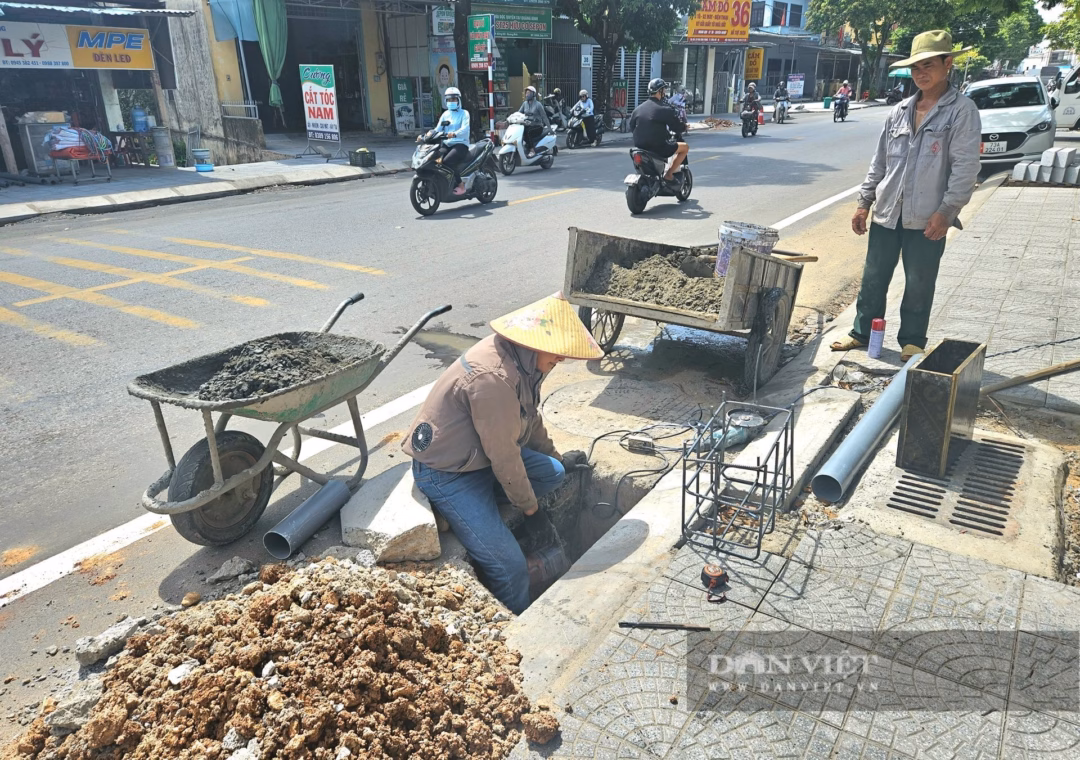 Quảng Trị: Vướng mắc hố ga thoát nước trên đường Phan Đình Phùng đã được xử lý Đaơn vị thi công nâng cấp mặt đường, hệ thống thoát nước và an toàn giao thông đường Phan Đình Phùng (phường Đồng Thuận, tỉnh Quảng Trị) đang làm bổ sung hố thu nước ở mép đường. Ảnh: Trần Anh