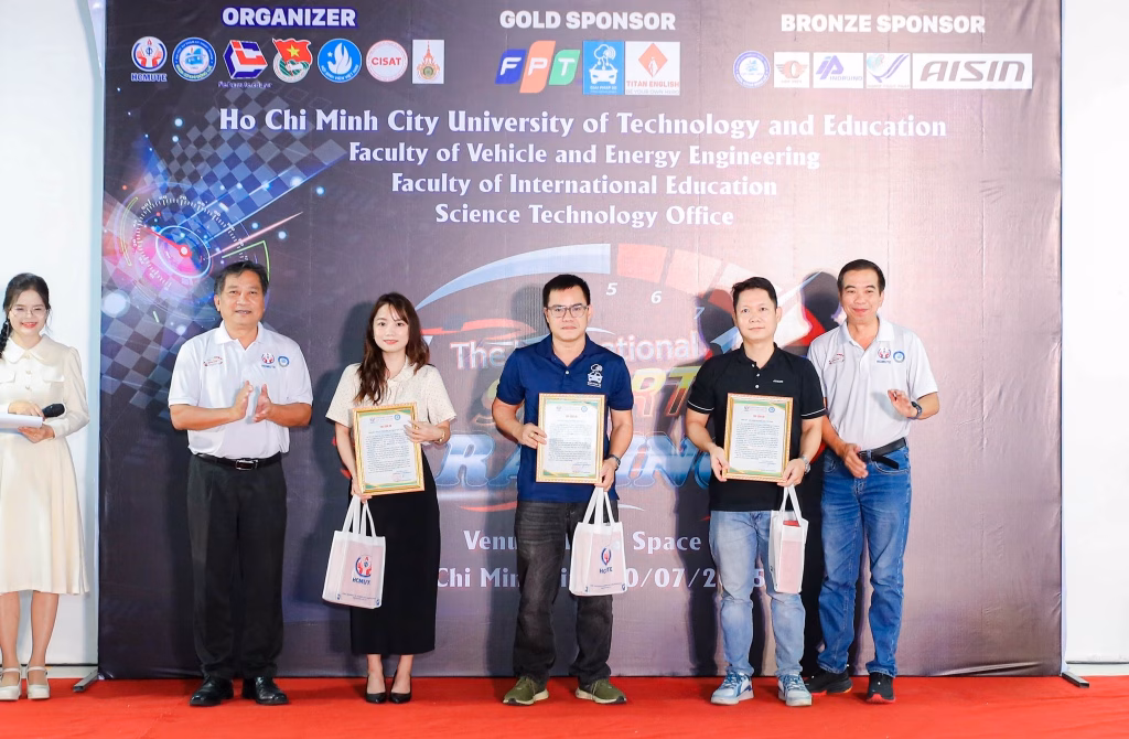 Sinh viên Việt Nam vô địch cuộc thi xe điện tự lái quốc tế