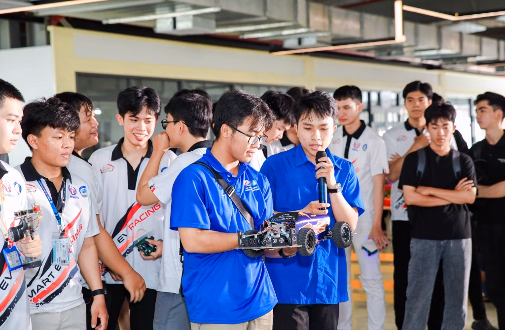 Sinh viên Việt Nam vô địch cuộc thi xe điện tự lái quốc tế