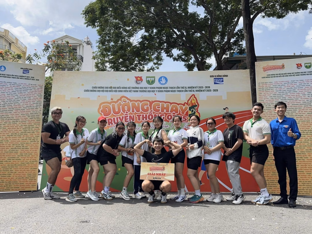 Sinh viên Y khoa trở thành huấn luyện viên yoga xuất sắc Bảo Kỳ tại cuộc thi chạy do trường tổ chức - Ảnh: NVCC