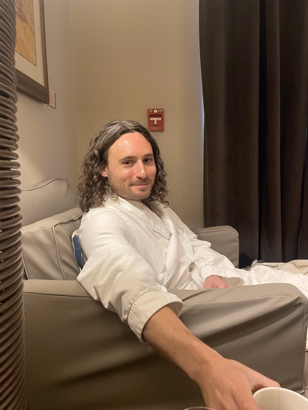 Son dưỡng ẩm môi đắt đỏ được sao Mỹ ưa chuộng A man in a bathrobe