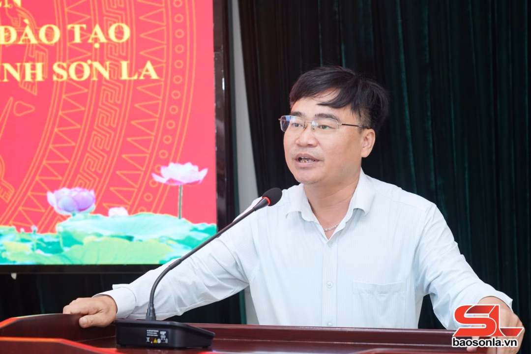 Sơn La đổi mới đào tạo lý luận chính trị bằng công nghệ số Lãnh đạo UBND xã Tà Xùa tham luận tại hội thảo.