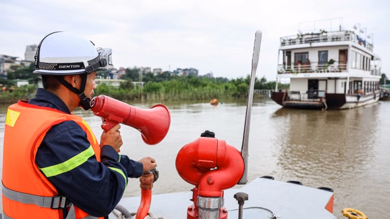 Người dân dọc tuyến sông Hồng gia cố nhà cửa, tàu thuyền trước khi cơn bão số 3 đổ bộ
