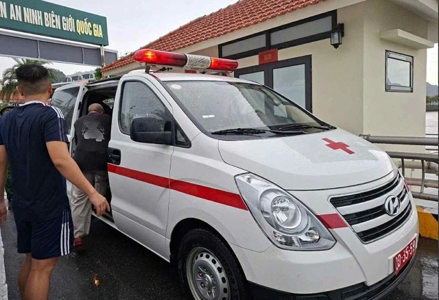 Xe cứu thương đưa nạn nhân đi cấp cứu tại bệnh viện