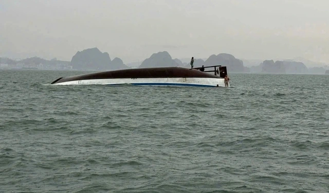 Tàu du lịch bị lật trên vịnh Hạ Long do giông lốc