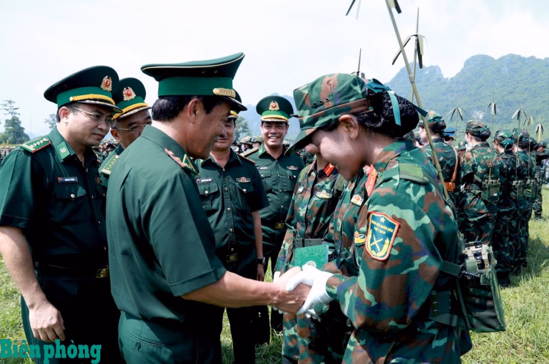Trung tướng Lê Đức Thái động viên nữ quân nhân trước giờ hành quân Trung tướng Lê Đức Thái tặng quà, thăm hỏi, động viên các nữ quân nhân BĐBP tham gia khối nữ chiến sĩ thông tin (Binh chủng Thông tin liên lạc). Ảnh: Chiến Khu