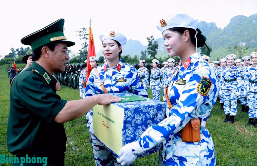 Trung tướng Lê Đức Thái động viên nữ quân nhân trước giờ hành quân Trung tướng Lê Đức Thái tặng quà động viên Khối nữ Sĩ quan Quân y (Quân khu 1). Ảnh: Chiến Khu
