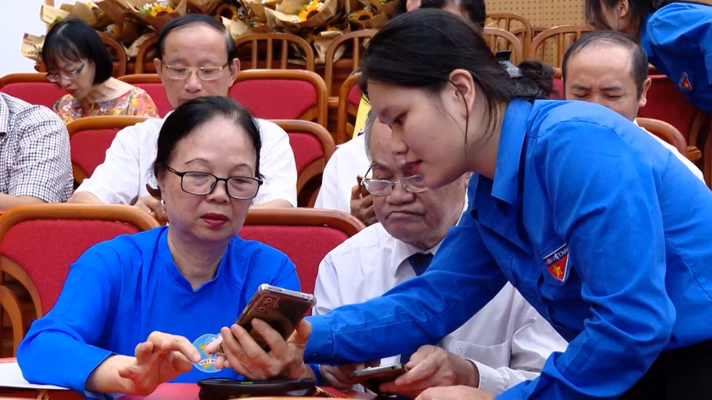 Tuổi trẻ Thủ đô thắp lên ngọn lửa tri thức trong thời kỳ số Tuổi trẻ Thủ đô thực hiện bình dân học vụ số
