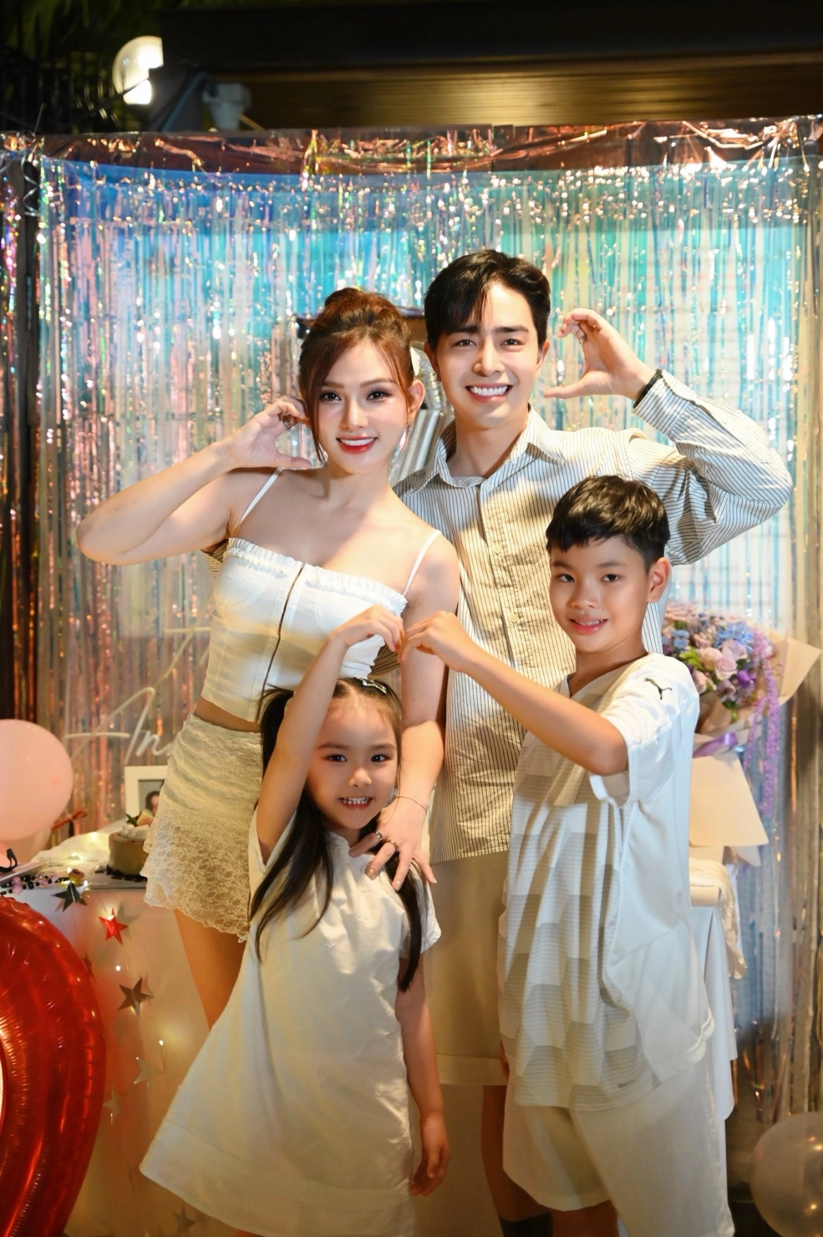 Ưng Hoàng Phúc và vợ chứng kiến ngày vui của Thu Thủy và chồng Bé Henry, 10 tuổi và bé Lana, 5 tuổi cùng có mặt trong ngày vui của bố mẹ.