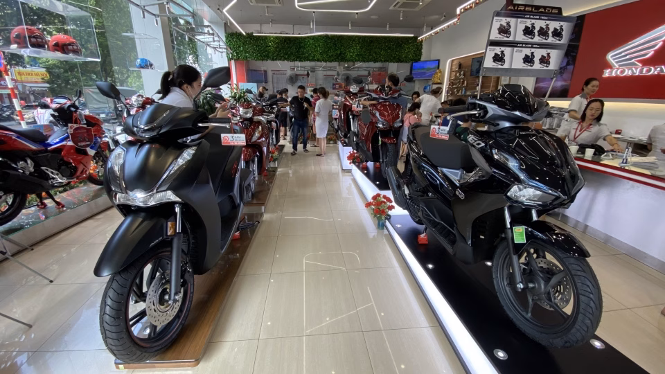 Vespa ra mắt Vespa Officina8 – Cỗ máy xăng xịn với hồn cơ khí