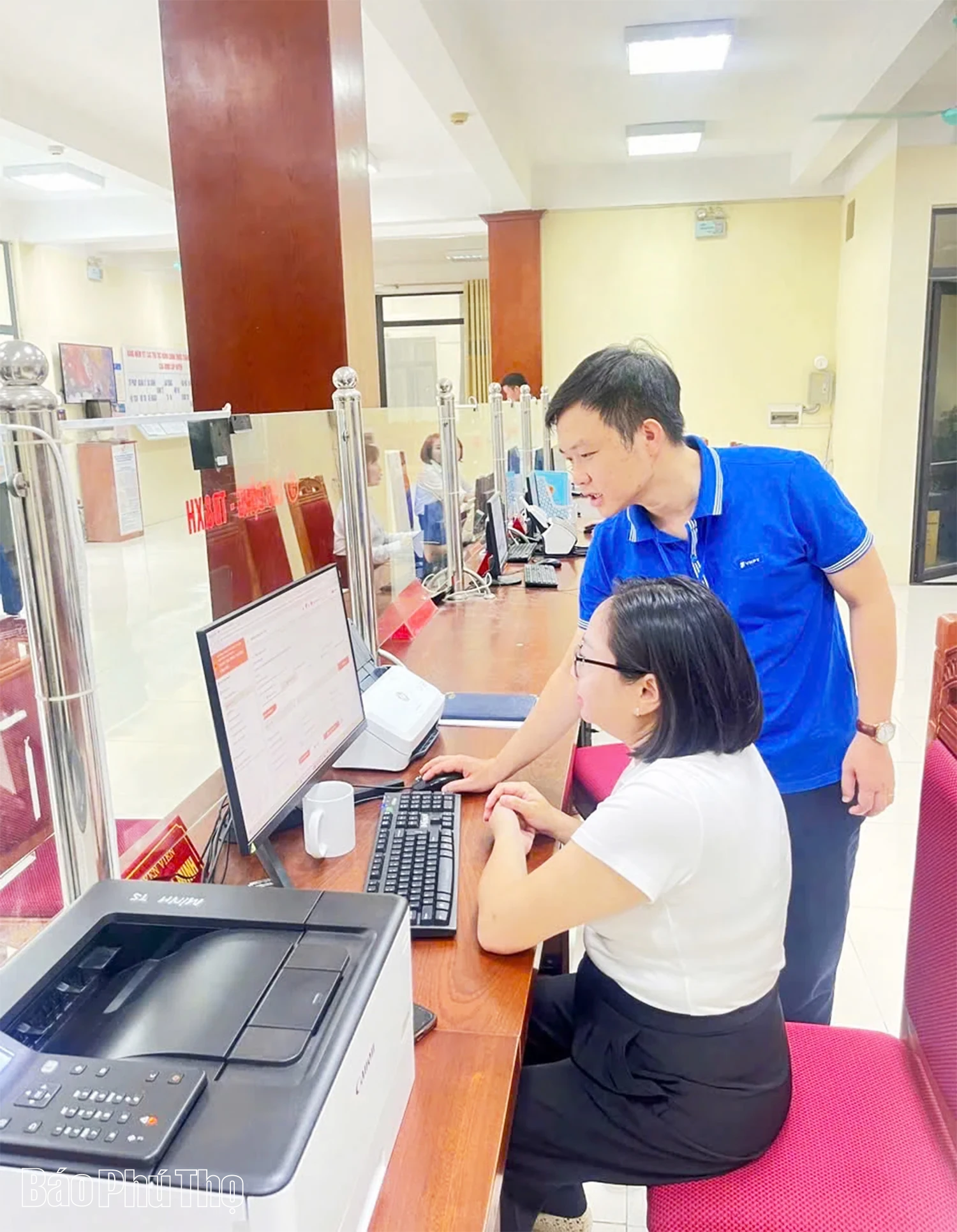 VNPT Vĩnh Phúc hỗ trợ sắp xếp đơn vị hành chính bằng công nghệ thông tin Đội ngũ kỹ thuật viên, chuyên viên công nghệ thông tin của VNPT Vĩnh Phúc hướng dẫn cán bộ, công chức cơ sở về quy trình vận hành phần mềm, số hóa hồ sơ hành chính.