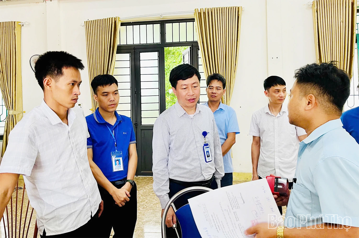 VNPT Vĩnh Phúc hỗ trợ sắp xếp đơn vị hành chính bằng công nghệ thông tin Lãnh đạo, cán bộ VNPT Vĩnh Phúc trao đổi nhằm tháo gỡ những vướng mắc cho cán bộ, công chức xã Sông Lô.