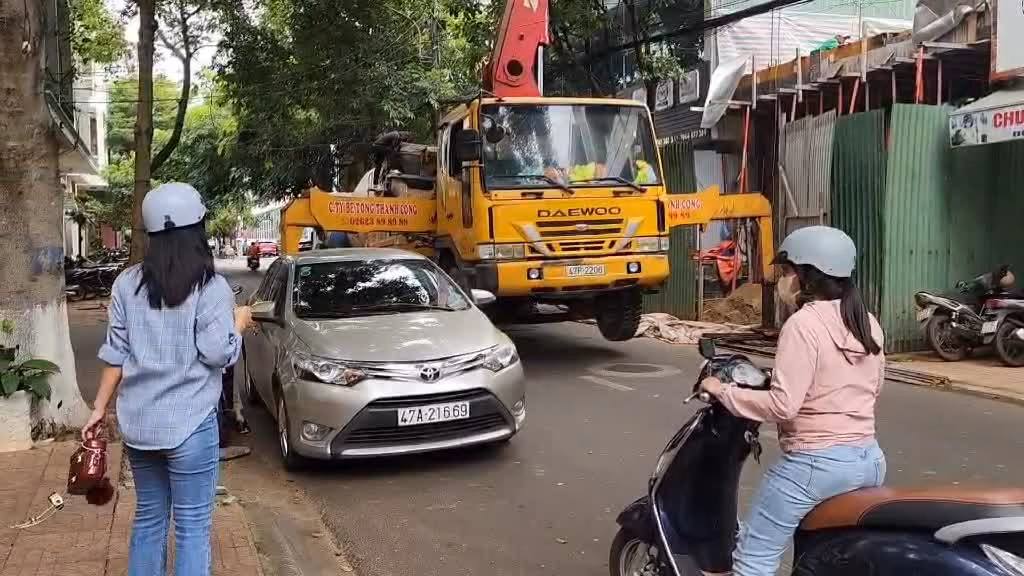 Xe bê tông chặn đường, gây cản trở giao thông ở Đắk Lắk CLIP: Xe đổ bê tông ngang nhiên chặn đường, gây cản trở giao thông