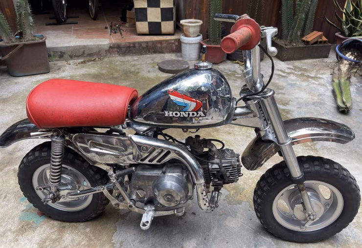 Cận cảnh chiếc xe máy cổ Honda Z50 1986 bản đặc biệt giá hơn 100 triệu của anh Hiệp.
