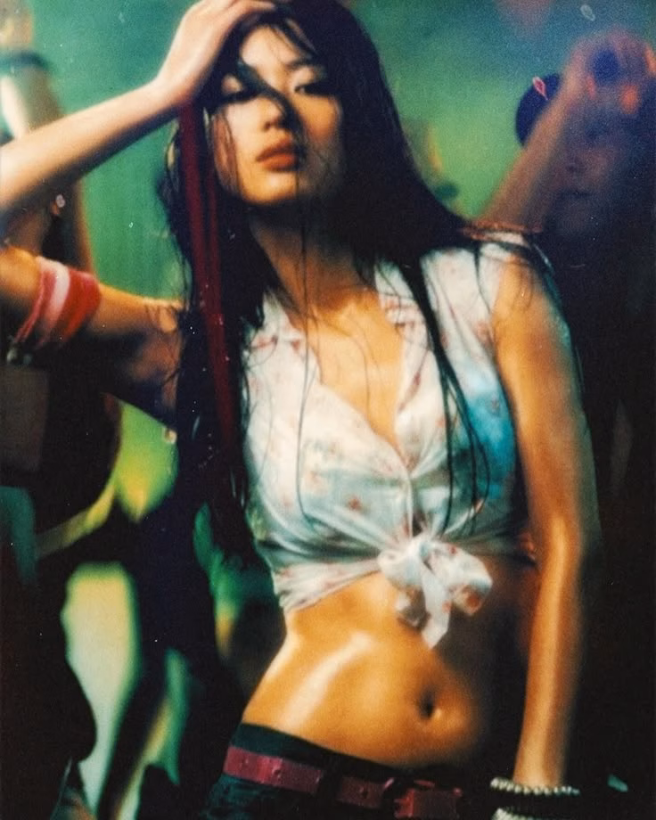 Làn da rám nắng cùng cơ bụng phẳng lì, kết hợp với biểu cảm sexy của Jeon Ji Hyun đã trở thành giai thoại Y2K trong làng giải trí xứ Hàn.