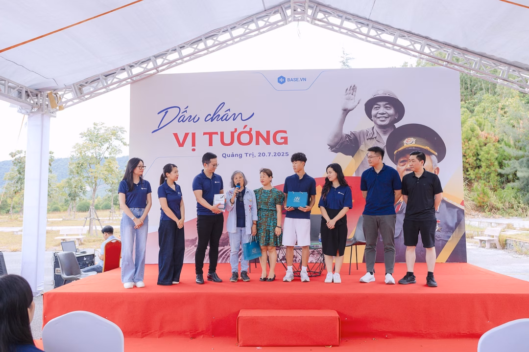 Base.vn tri ân Đại tướng Võ Nguyên Giáp tại Vũng Chùa – Đảo Yến Chị Võ Hạnh Phúc, đại diện gia đình Đại tướng, chia sẻ trong buổi giao lưu.