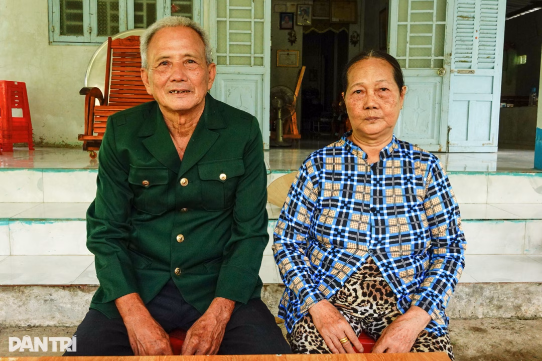 Ông Chiến và vợ (Ảnh: Bảo Kỳ).