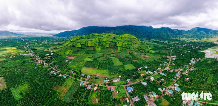 Dưới chân núi lửa Chư Đang Ya là những nóc nhà cùng nương rẫy của đồng bào Jarai - Ảnh: DŨNG NHÂN