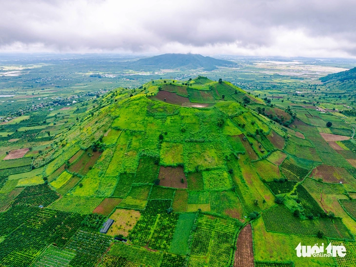 Không chỉ là vùng canh tác nông nghiệp màu mỡ nhờ đất đỏ bazan, ngọn núi lửa Chư Đang Ya đang dần trở thành điểm du lịch hút khách đến với Gia Lai - Ảnh: DŨNG NHÂN
