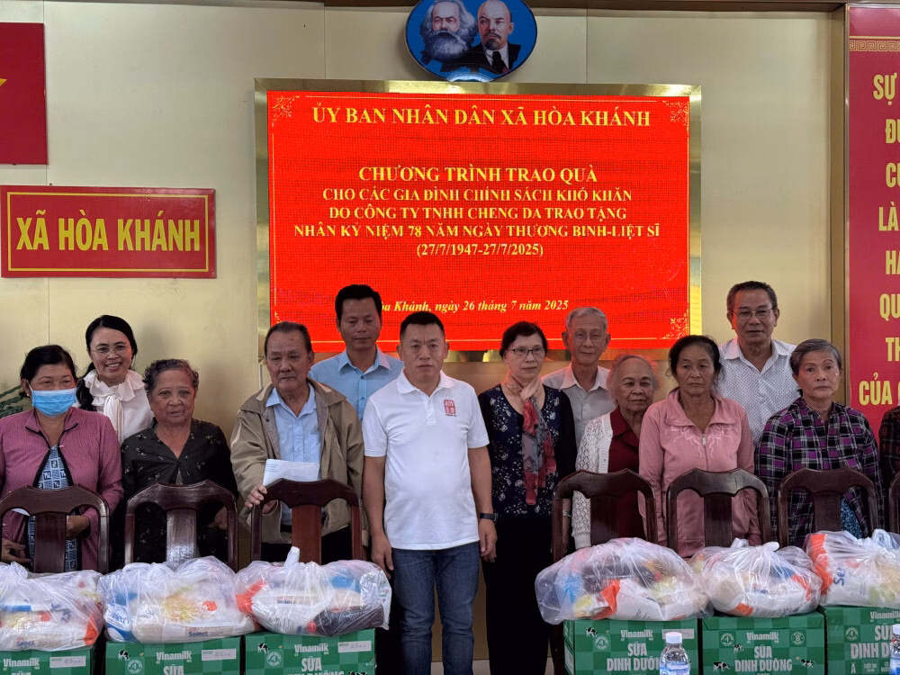 Nhân viên Công ty TNHH Cheng Da trồng nhiều cây xanh trên các tuyến đường